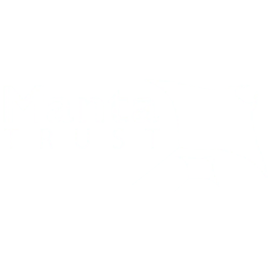 “Manta Trust”白色标志，左侧大字“Manta”与下方“T R U S T”，右侧两只白色魔鬼鱼剪影在深青灰色背景上。