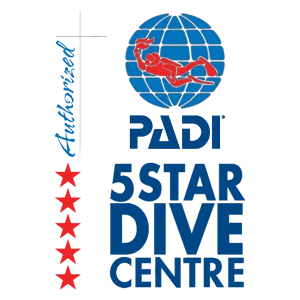 PADI 标志：蓝色地球图案内红色潜水员剪影，右下方大写蓝色字样“PADI 5 STAR DIVE CENTRE”，左侧竖排写有“Advanced”并有五颗红色星星。