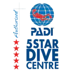 PADI 标志：蓝色地球图案内红色潜水员剪影，右下方大写蓝色字样“PADI 5 STAR DIVE CENTRE”，左侧竖排写有“Advanced”并有五颗红色星星。