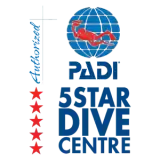 PADI 标志：右上方蓝色地球图案内有红色潜水员剪影，下方大字“PADI 5 STAR DIVE CENTRE”，左侧竖排白色十字和蓝色手写体“Advanced”及五颗红色星星。