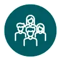五名游客在Nusa Penida海边站在前景，面向摄像机，后方可见悬崖与海浪拍打岩石的景象