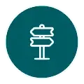 圆形徽标图案，白色路标图标置中，深绿蓝背景与白色边框，图下角注记Nusa Penida代表目的地指示。