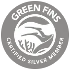 Nusa Penida海洋保护标志，圆形徽章上写着“GREEN FINS”与“CERTIFIED SILVER MEMBER”，中间图案为潜水脚蹼和珊瑚。