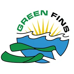 圆形标志：蓝色海浪和黄色朝阳，外圈文字“GREEN FINS”，前景两条交叉绿色海带状带子。