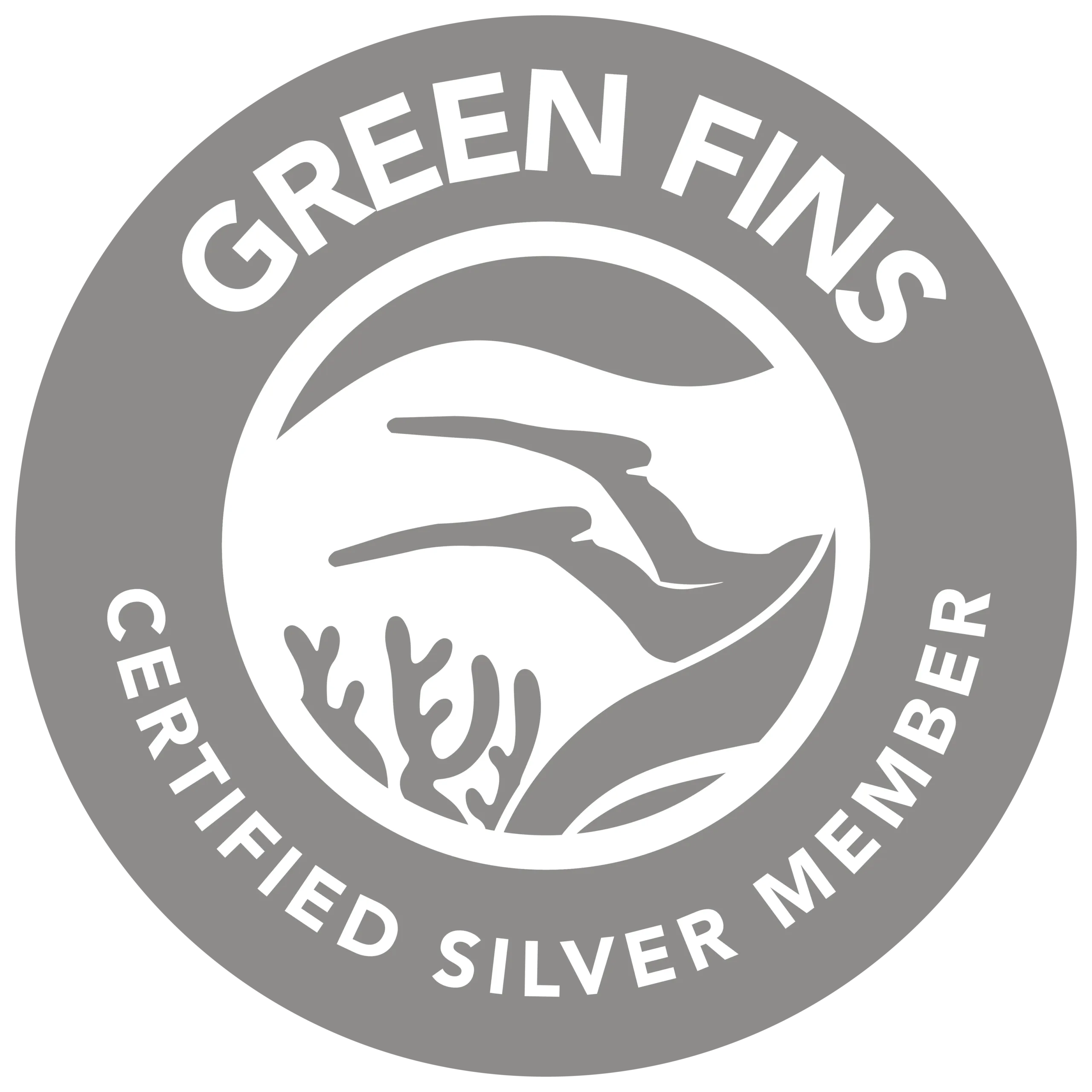 GF_Stamp_Silver Nusa Penida海洋保护标志,圆形徽章上写着“GREEN FINS”与“CERTIFIED SILVER MEMBER”,中间图案为潜水脚蹼和珊瑚。